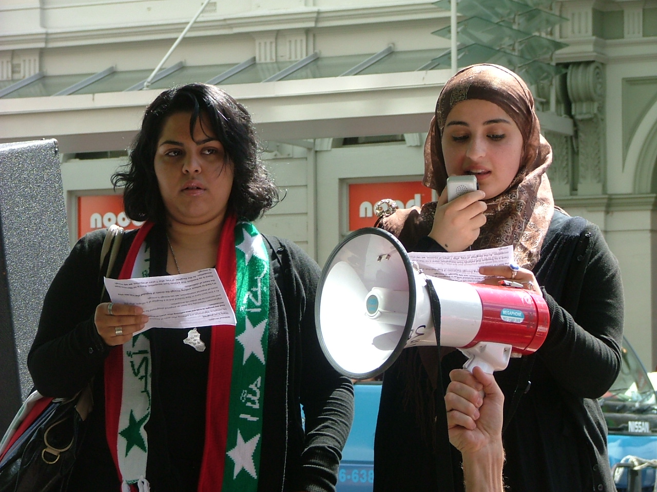 Iraqi women condemnig the occupation